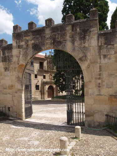 ARCO DE ACCESO A LA HOSPEDERÍA